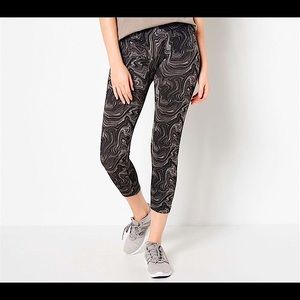 BREEZIES Cropped Leggings